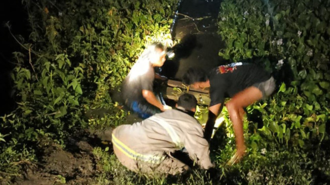 Proses evakuasi pemancing di Lamongan.