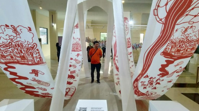 Seni instalasi di acara Biennale 2025 di Kabupaten Gresik.