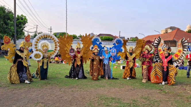 Peserta karnaval dengan kostum uniknya di Wedoro, Sidoarjo.