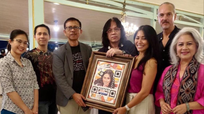 Hadi Wardoyo dan MR D dengan lukisan QR Art.