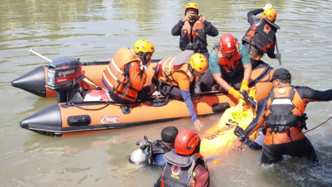 Evakuasi korban tenggelam di Kali Jagur Surabaya.