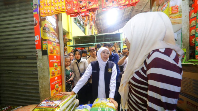 Gubernur Khofifah Blusukan ke Pasar Soponyono.