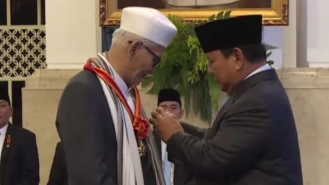 Rais Aam NU KH Miftachul Akhyar terima tanda kehormatan.