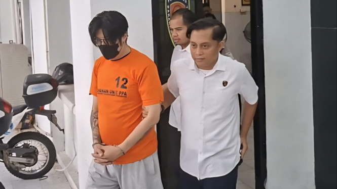 AAS, tersangka penganiaya istri ditahan Polrestabes Surabaya.