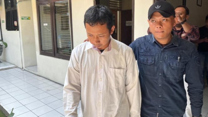 Miftakhul Farid Hakim, tersangka kasus penculikan dan pemerkosaan siswi SD saat digiring menjalani sidang di Pengadilan Negeri Mojokerto