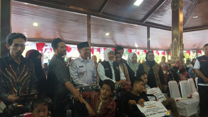 Penyaluran Bansos Pemprov Jatim di Tulungagung.