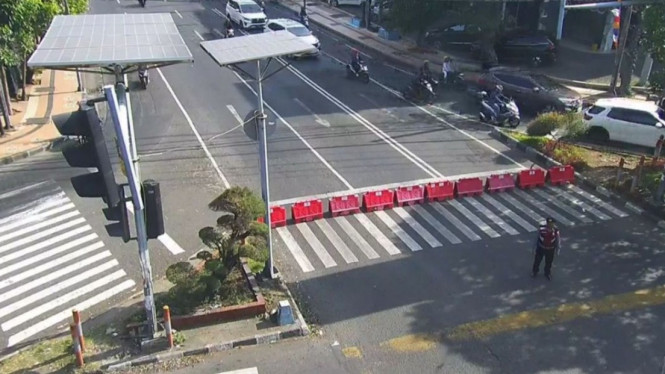 Akses menuju Jalan Pahlawan ditutup karena demo buruh.