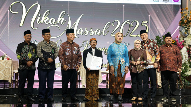 Pasutri tertua (tengah) peserta isbat nikah di Kota Surabaya.