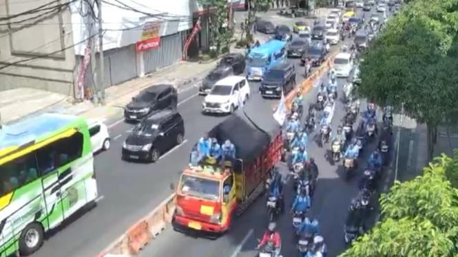 Arus lalu lintas Kota Surabaya tersendat gegara demo buruh.