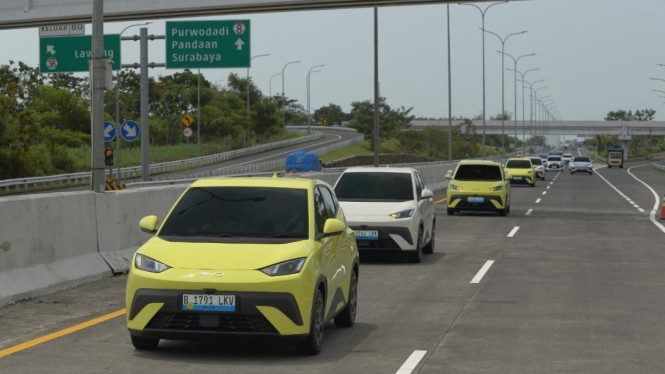 Iring-iringan Mobil BYD ATTO 1 melintasi jalan tol Surabaya-Malang