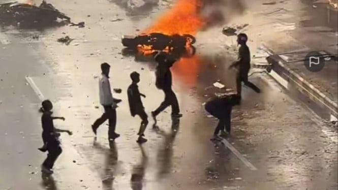 Demo Ojol di Gedung Negara Grahadi.