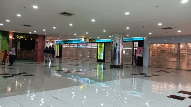 Ruko-ruko Plaza Surabaya ditutup saat demo ojol.