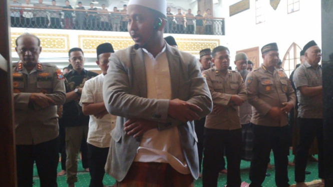 Salat Gaib untuk driver ojol Affan Kurniawan di Polda Jatim.