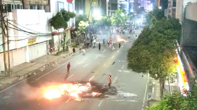 Pendemo aksi bakar-bakaran di Jalan Basra Surabaya.