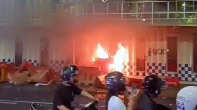 Pos Lantas Taman Bungkul Surabaya terbakar.