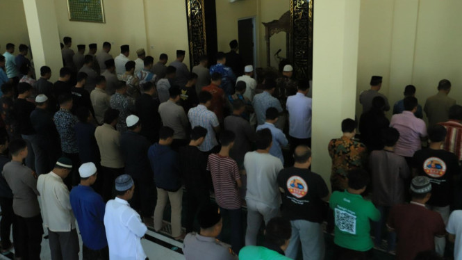 Ojol, LSM, dan Kepolisian Gresik solat Ghoib untuk Affan Kurniawan