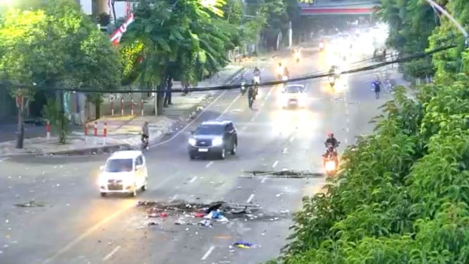 Situasi Jalan Darmo Surabaya setelah demo ricuh.