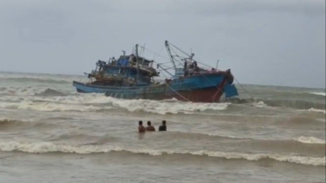 Kapal nelayan terbawa arus dan kandas di Tulungagung.