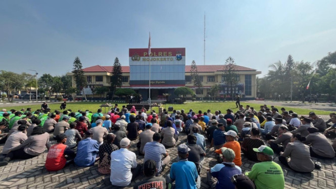 Doa bersama komunitas ojol dan abang becak untuk almarhum Affan Kurniawan di halaman Mapolres Mojokerto