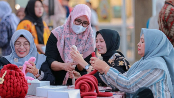 Peserta Dekranesda Fest 2025 Gresik merajut kreasi
