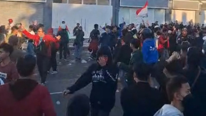 Demo ricuh di depan Markas Polrestabes Surabaya.