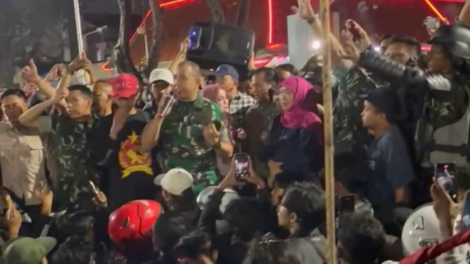 Pangdam V Brawijaya temui pendemo di Grahadi.