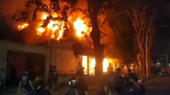 Gedung Negara Grahadi Surabaya dibakar massa.