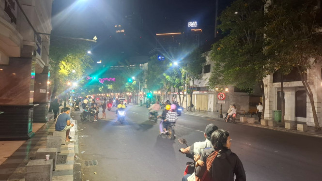 Massa lari ke Jalan Tunjungan setelah dipukul mundur aparat.