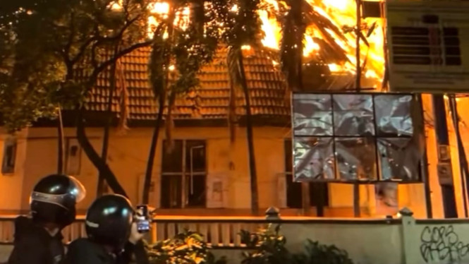 Kantor Polsek Tegalsari dibakar massa.