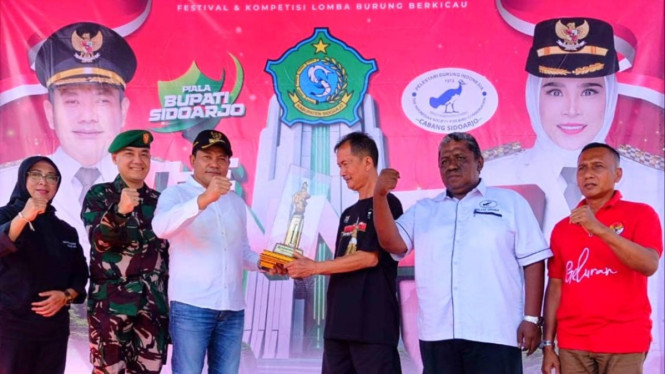 Festival dan lomba burung di GOR Sidoarjo.