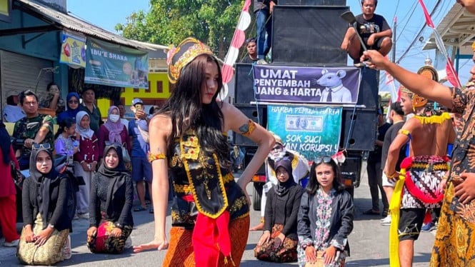 Karnaval budaha bertema antikorupsi di Sidoarjo.
