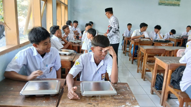 Kepala Sekolah SMK PGRI 1 Sukodadi Nasikan Membagikan MBG