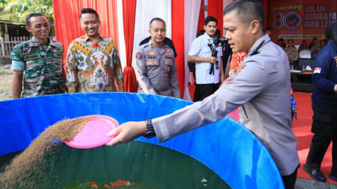 Petrokimia Gresik bersama pemkab, Polri, dan TNI budidaya akan lele.