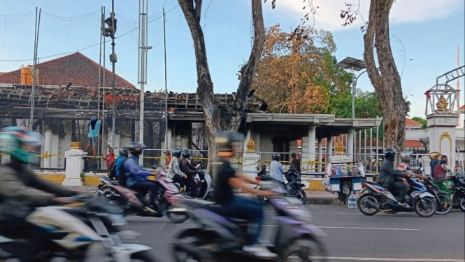 Gedung Negara Grahadi Sisi Barat yang Dibakar Sekelompok Massa.