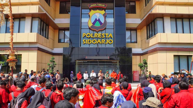 Demo mahasiswa IMM di Polresta Sidoarjo.