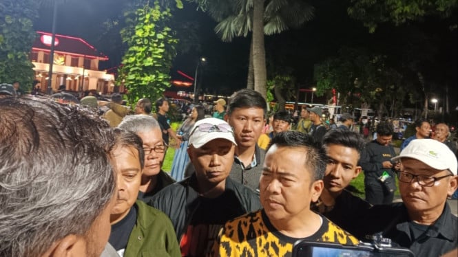 Koordinator Rakyat Jatim Menggugat Cak Sholeh (Kuning).