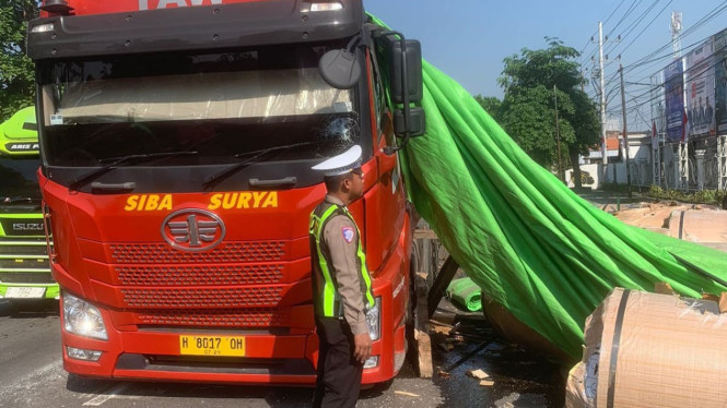 Truk Trailer Alami Kecelakaan Tunggal.