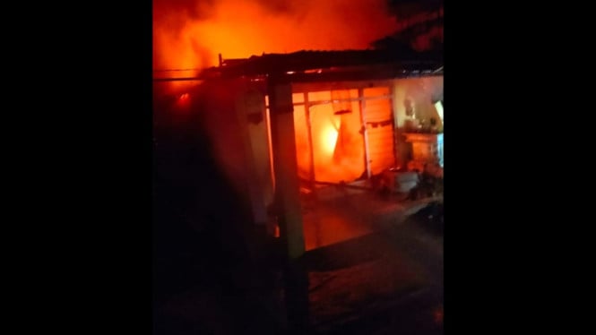Rumah kebakaran di Keputih, Kota Surabaya.