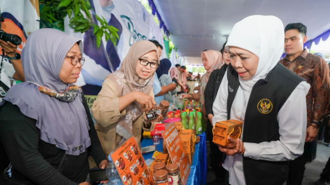 Khofifah Meninjau Pasar Murah di Wonocolo.