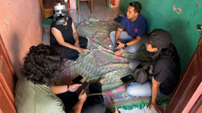 Polisi Mojokerto memeriksa tersangka aborsi di Mojokerto.