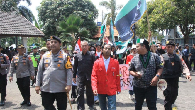 Sejumlah mahasiswa saat berunjuk rasa