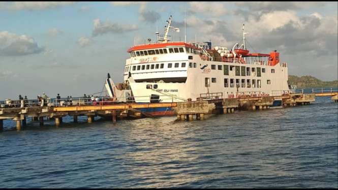 Suasana Pelabuhan Gresik.