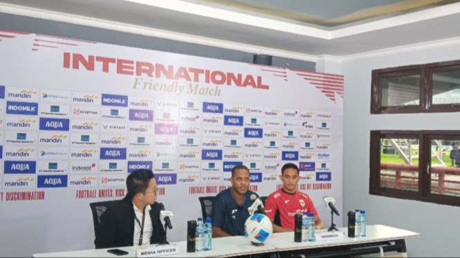 Patrick Kluivert (Tengah) dan Rizky Ridho (Kanan).