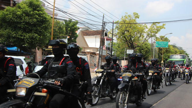 Polisi dan Banser patroli di Tuban.