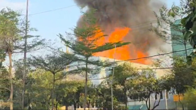 Gedung eks bioskop Oscar Surabaya terbakar.