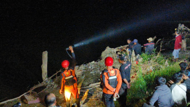 Tim SAR saat mencari korban tenggelam di Bengawan Solo di Ngawi.