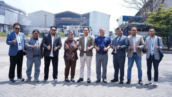 General Manager PLN UID Jawa Timur Ahmad Mustaqir foto bersama direksi PT Great Wall Steel