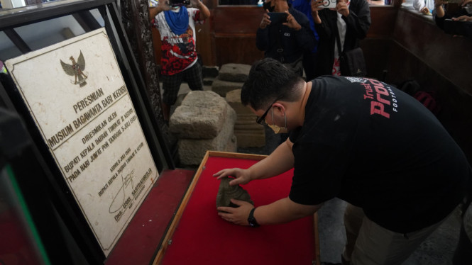 Bupati Kediri Mas Dhito meletakkan fragmen kepala Ganesha.