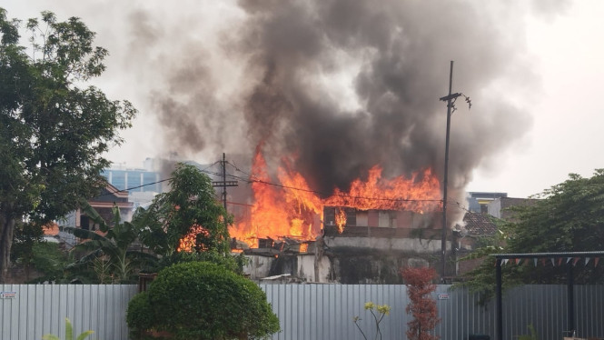 Kebakaran rumah 2 lantai di Surabaya.