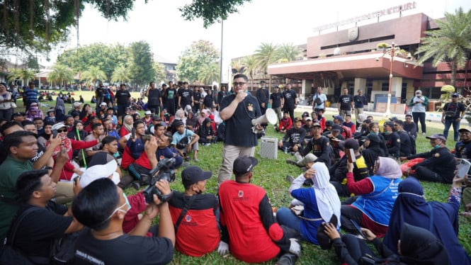 Bupati Mas Dhito saat bersih-bersih kantor Pemkab Kediri bareng warga.